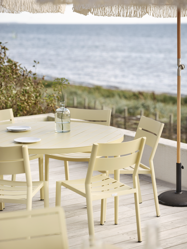 Bigby dining table Lemon