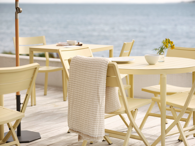 Bigby dining table Lemon