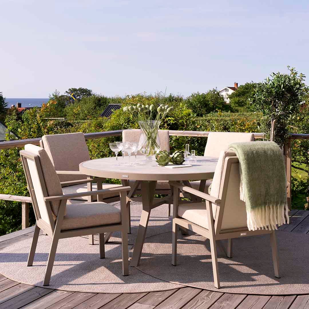 Easy-care patio furniture in aluminium