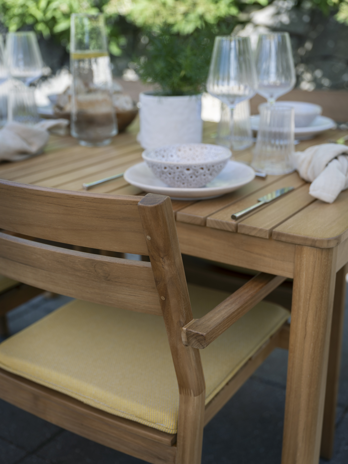 Delia Teak chair w. arms Natural color