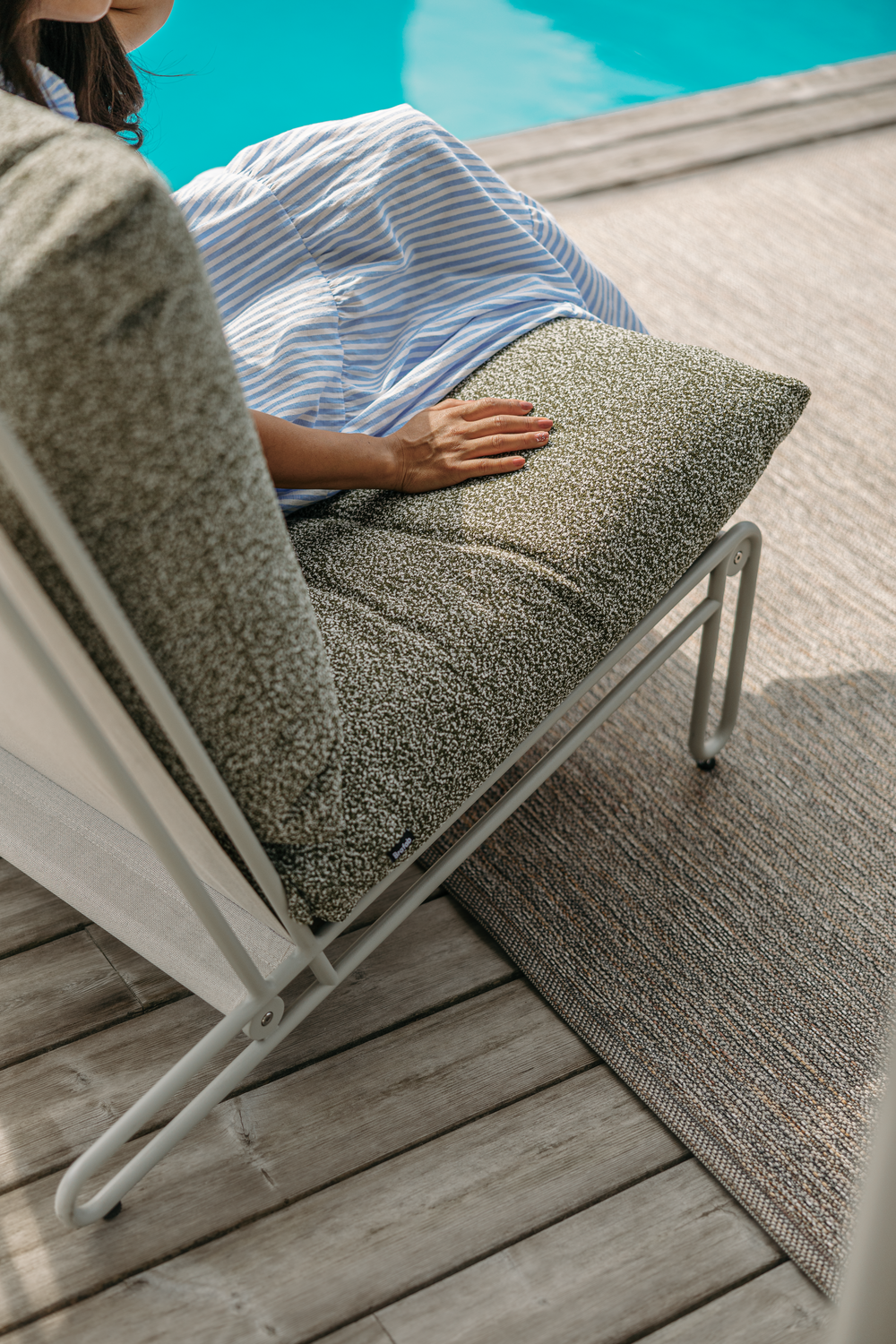 Blixt lounge chair Light Grey/Teddy Verde