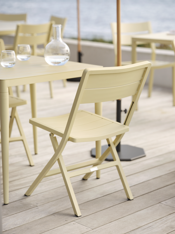 Bigby dining table Lemon