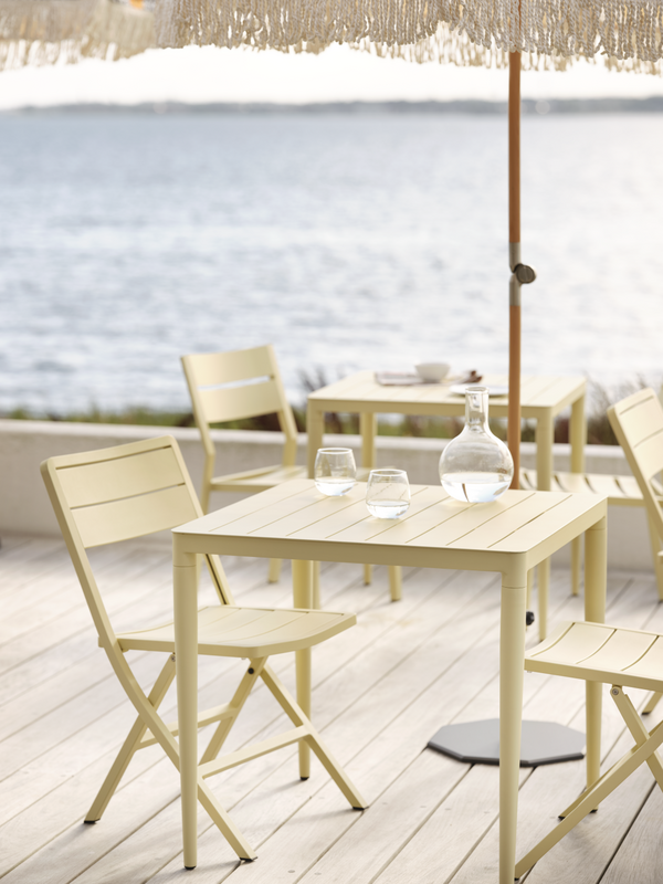 Bigby dining table Lemon