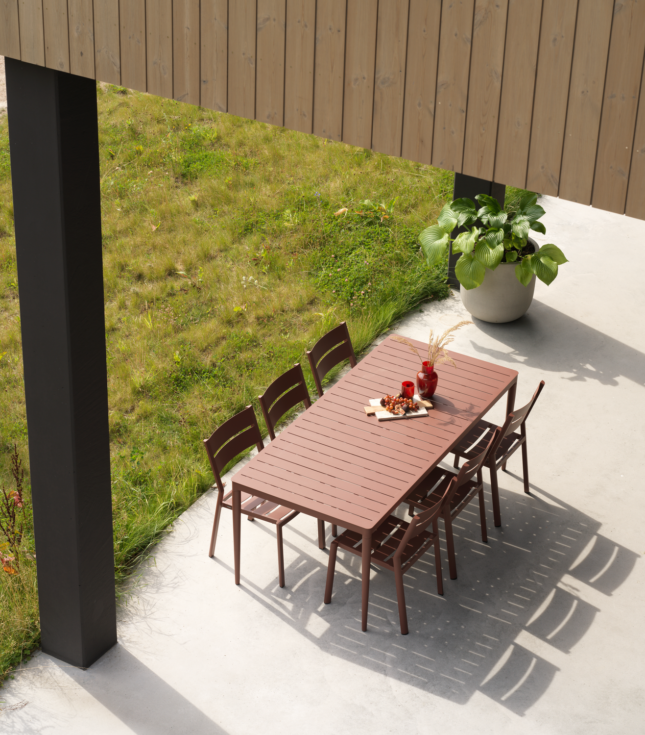 Bigby dining table Zin Red