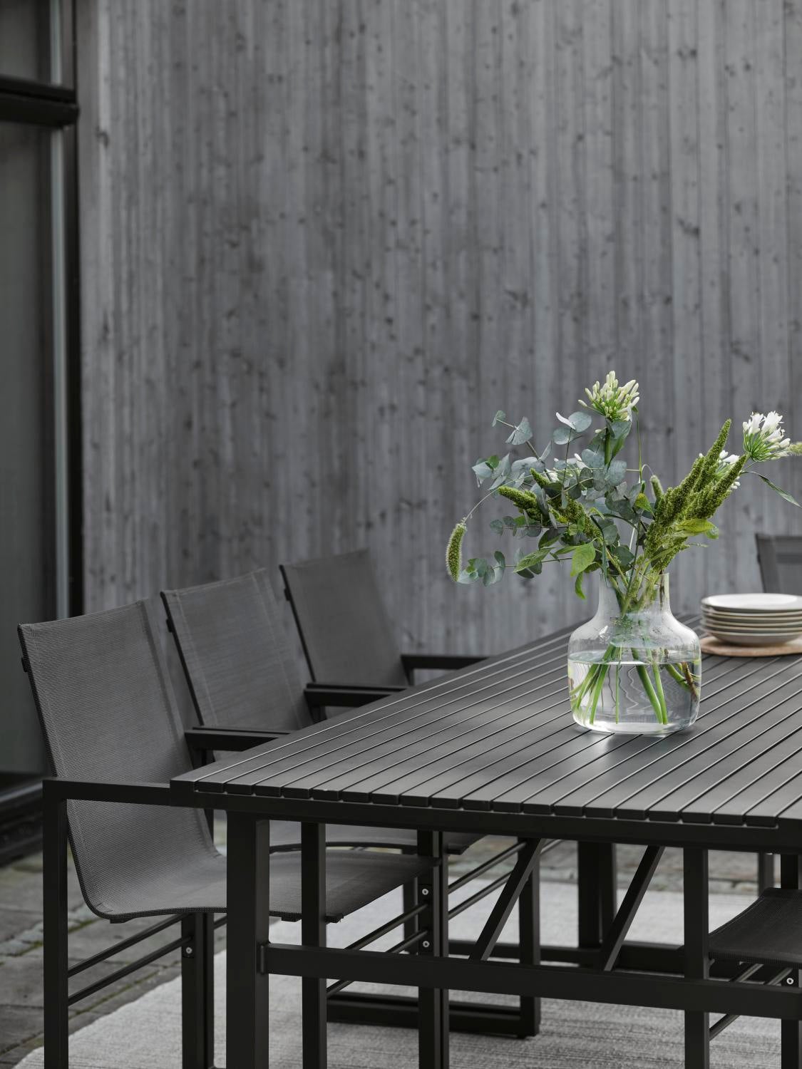 Vevi dining table Black